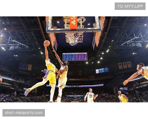 戴维斯低位单打回暖 对比上季内线效率明显提升