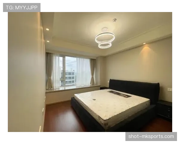 侯志慧试包的那张图，包比我家装修还值钱